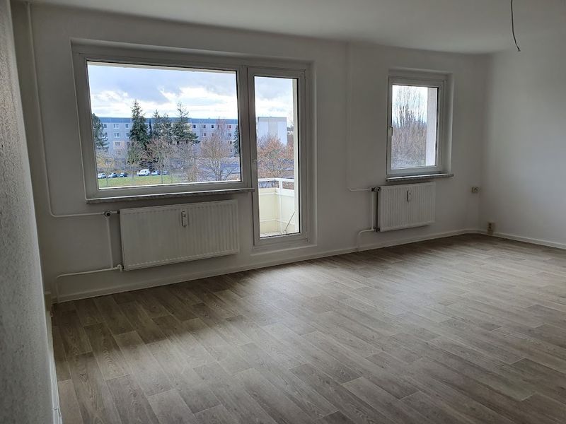 Moderne Familienwohnung mit offener Wohnküche und Balkon
